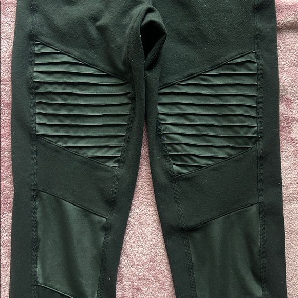 🎀Alo Yoga Moto Leggings🎀 - Picture 5 of 7